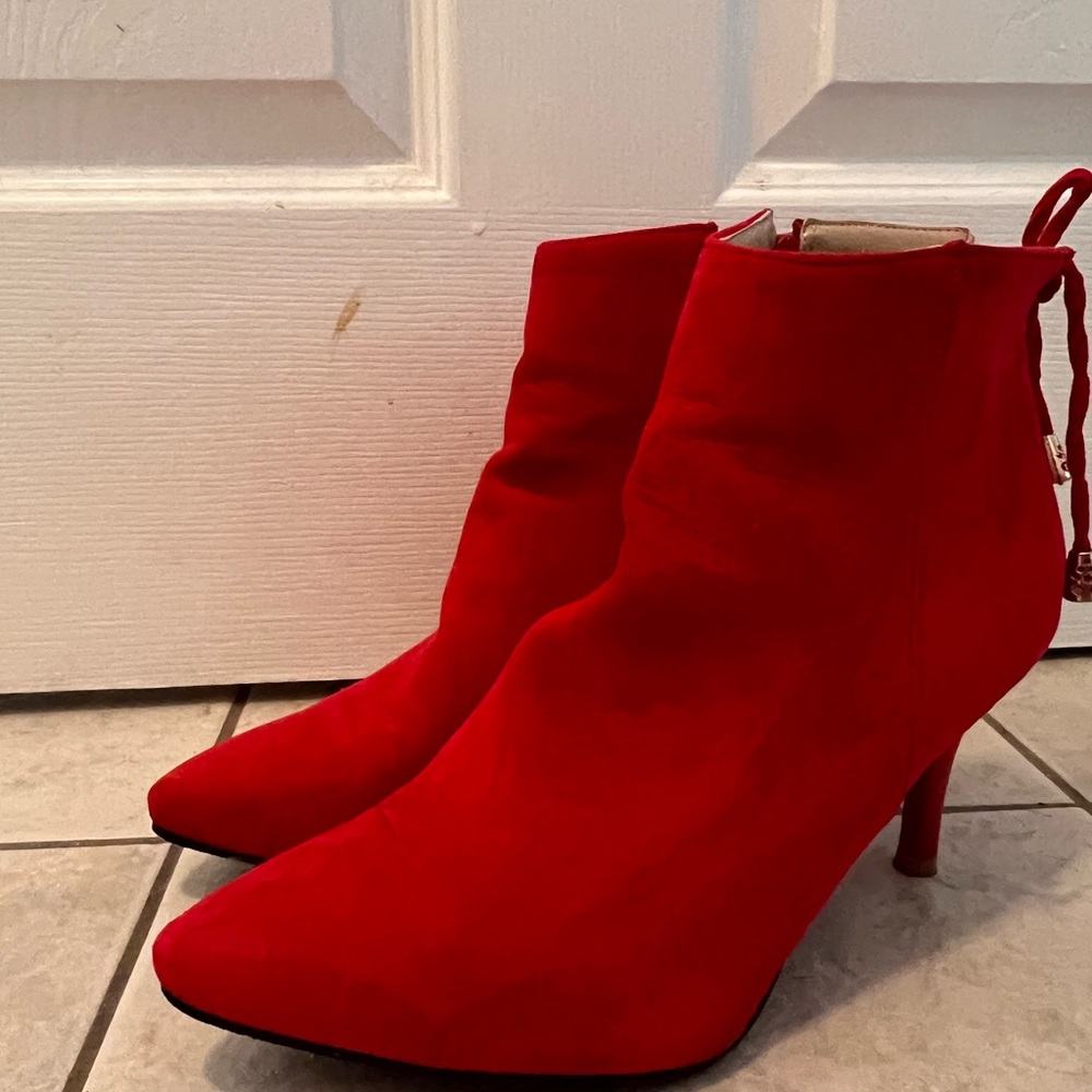 Red Heels - Picture 4 of 5